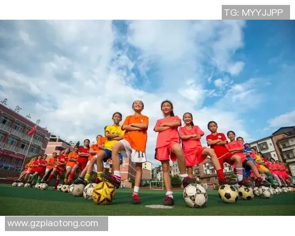 在星光下的吻别散步舞动与足球明星的浪漫邂逅